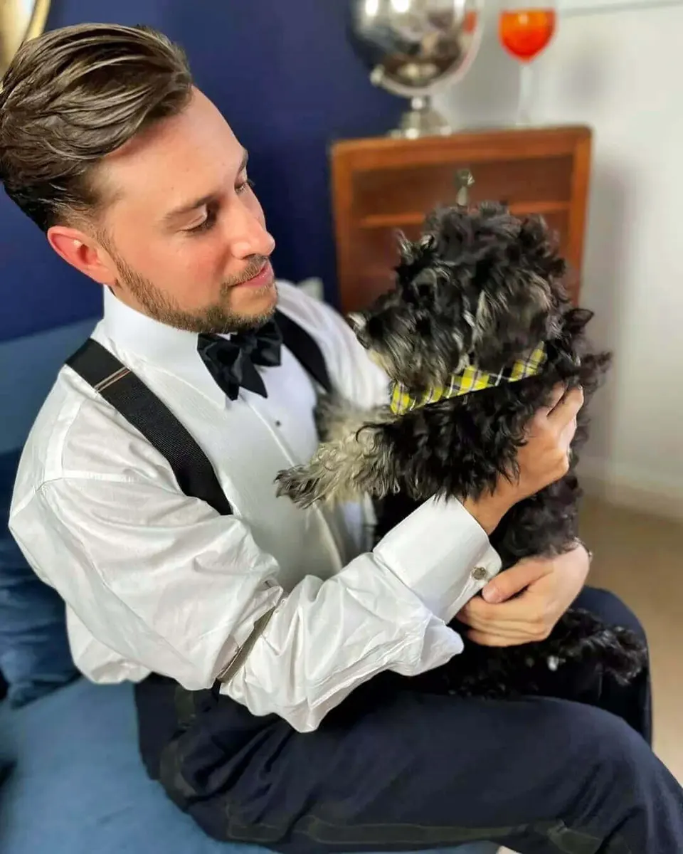 Alex Mendham mit schwarzen Hosenträgern von Herr von Welt