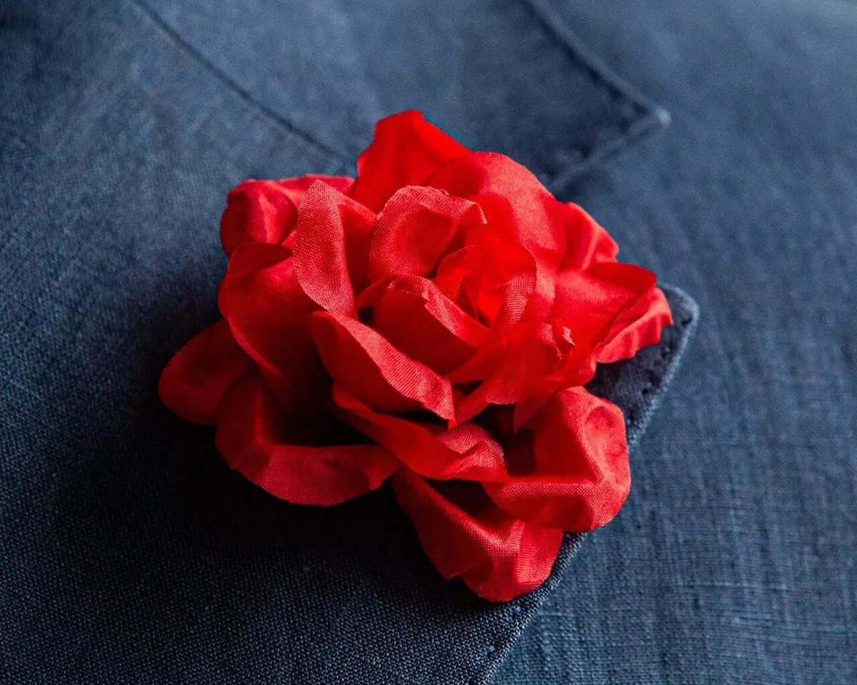 Boutonnière Rose Rot (Rosa odorata) - Ansicht 11