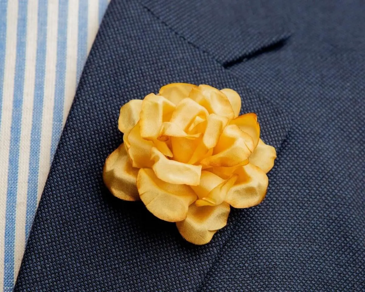 Boutonnière Rose Sepia (Rosa odorata)