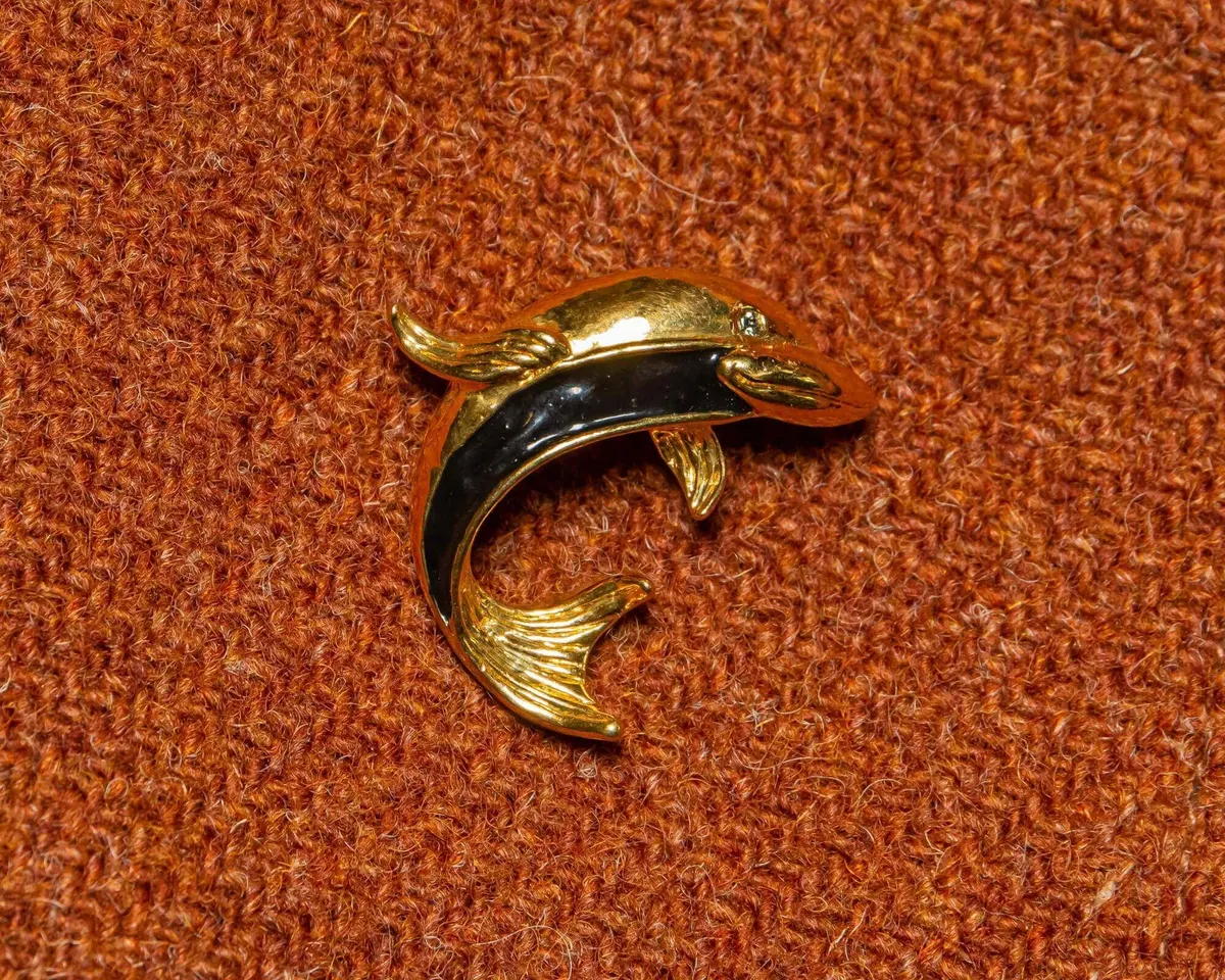 Brosche Delphin a