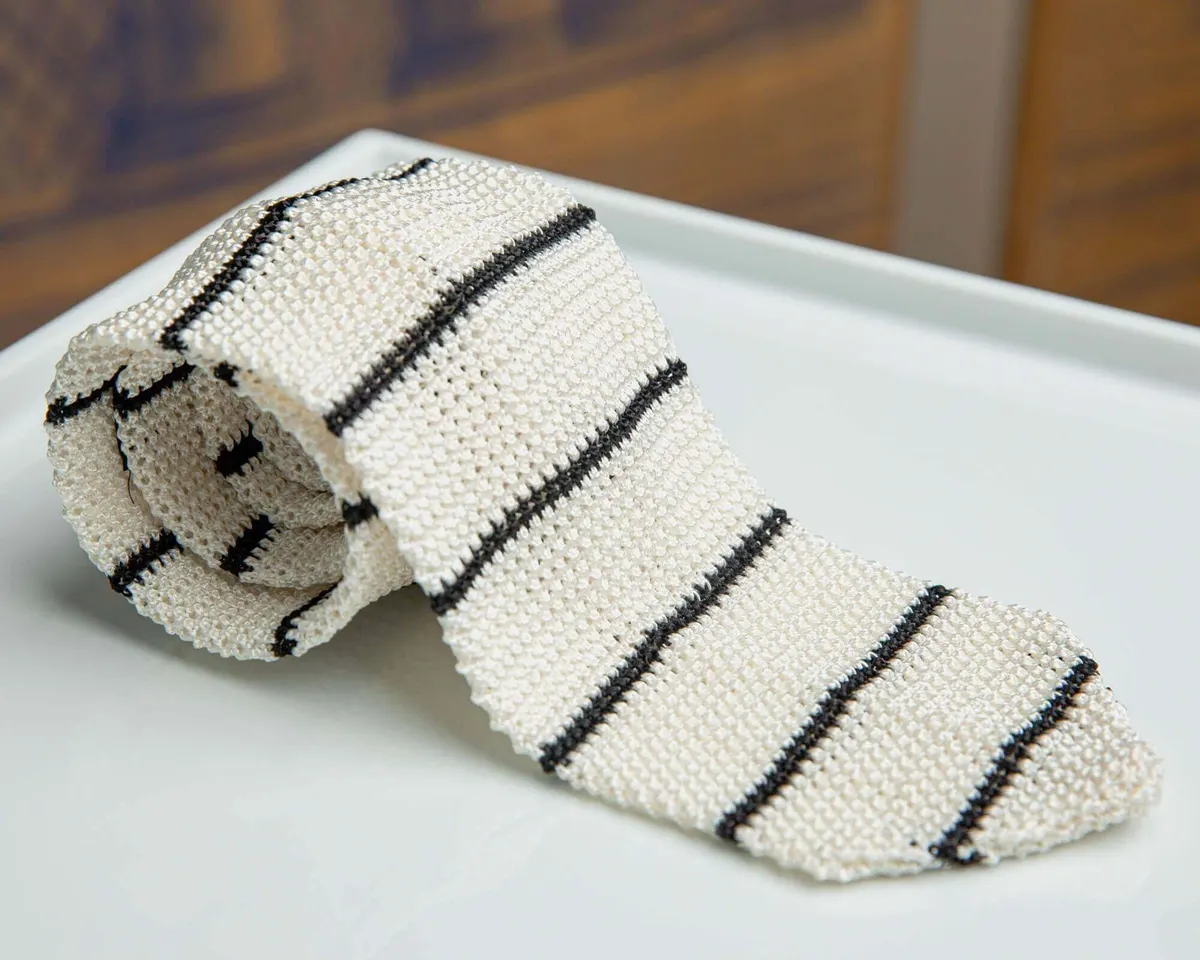Strickkrawatte Regiment Bianco / Nero